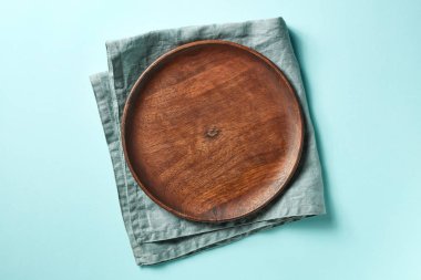 Ahşap plaka üzerinde mavi arka plan, üstten görünüm