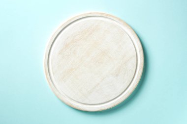 Görünüm mavi zemin üzerine beyaz ahşap kesme tahtası top