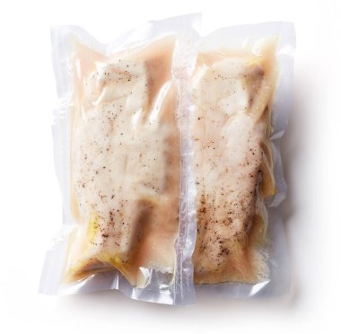 Tavuk göğsü vakum hazır ol sous vide pişirme beyaz arka plan üzerinde üstten görünüm izole