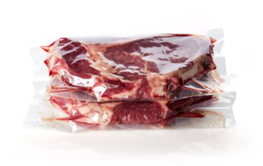 Beaf biftek vakum hazır sous vide pişirme beyaz arka plan üzerinde izole