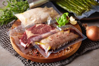 Mutfak masasında yemek ördek göğsü, tavuk göğsü ve sığır eti biftek vakum hazır sous vide