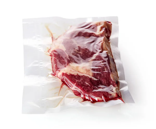 Bife Vácuo Selado Pronto Para Sous Vide Cozinhar Isolado Fundo — Fotografia de Stock