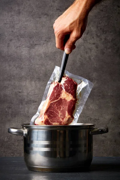 Handen Håller Nötstek Sous Vide Väska Över Kokkärl — Stockfoto