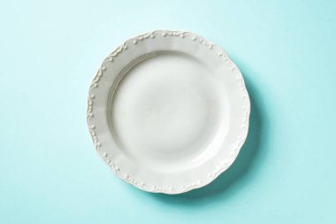 Görünüm mavi zemin üzerine beyaz tabak top