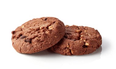 Beyaz arka plan üzerinde izole fındık ile çikolatalı kurabiye