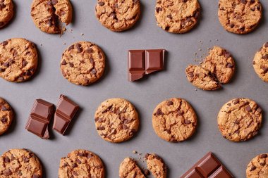 Tanımlama bilgilerini desen. Taze Çikolata Çerezler gri arka plan üzerinde fiş.