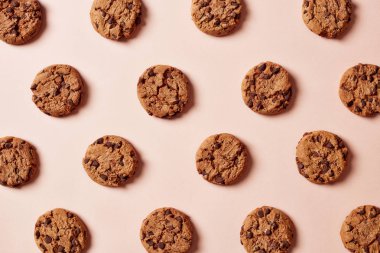 Pembe bir arka plan üzerinde taze çikolata parçaları kurabiye şekli