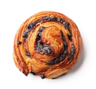 Beyaz arka plan üzerinde üstten görünüm izole çikolata parçaları ile taze pişmiş tatlı çörek