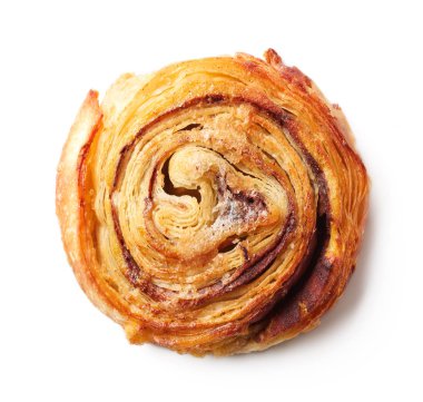 Taze pişmiş tatlı çörek tarçın izole üzerinde beyaz arka plan ile üstten görünüm