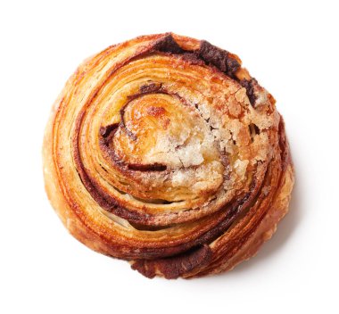 Taze pişmiş tatlı çörek tarçın izole üzerinde beyaz arka plan ile üstten görünüm