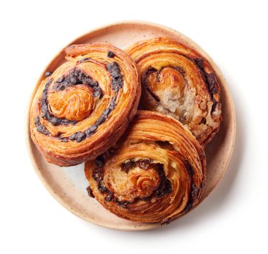 Beyaz arka plan üzerinde üstten görünüm izole beyaz tabakta taze pişmiş tatlı çörekler