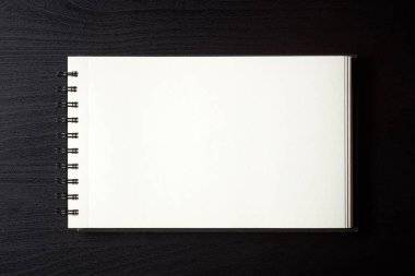 Beyaz boş dizüstü siyah tablo, üstten görünüm