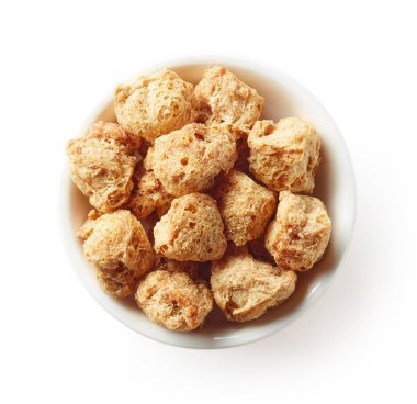 Beyaz arkaplanda izole edilmiş soya parçacıkları kasesi, üst görünüm