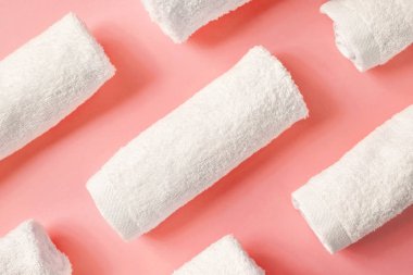 Yukarıdan Spa havlu üzerine pembe, beyaz