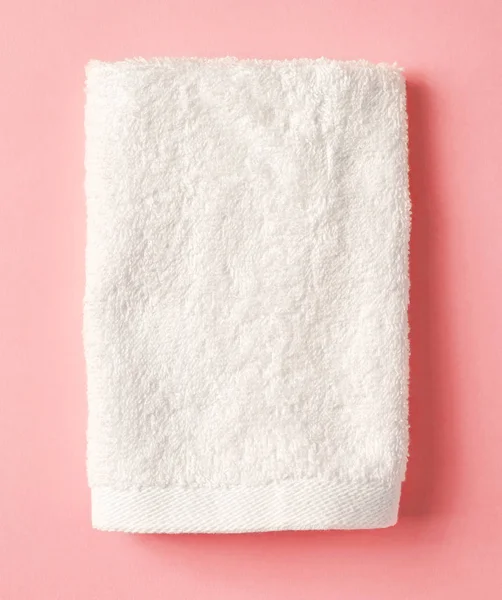 Toalha de spa branca em rosa, de cima — Fotografia de Stock