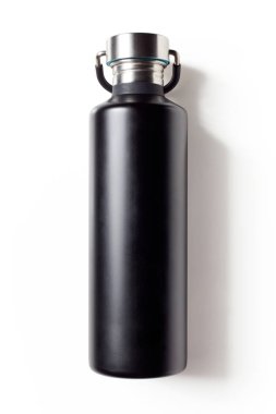 Siyah metal su şişesi üzerinde beyaz izole