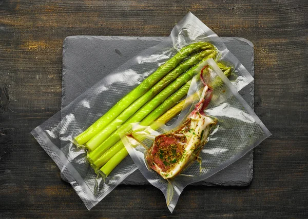 Costela de cordeiro vácuo selado pronto para sous vide cozinhar na aba de madeira — Fotografia de Stock