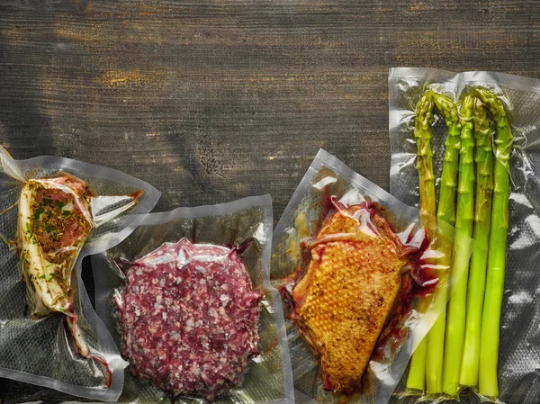 Mięso i szparagi próżniowo gotowe do gotowania sous vide na — Zdjęcie stockowe