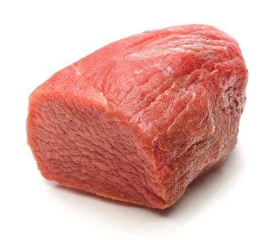 Beyaz arka planda taze çiğ et izole edildi
