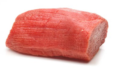 Beyaz arka planda taze çiğ et izole edildi