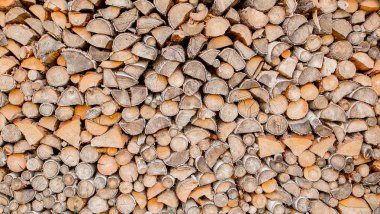 Ev Isıtma için malzeme. Kış için yakacak odun hazırlanması. yakacak odun arka plan. Yakacak odun yığını