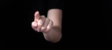 Sanal arabirim düğmesini kopya alanı ile koyu arka plan üzerinde dokunmadan iş kadını