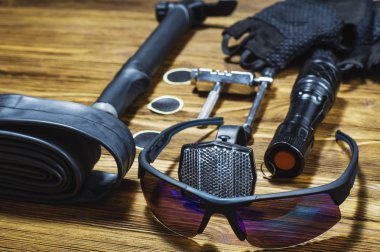 Spor ekipmanları öğeleri yedek ve güvenli bisiklet için araçlar: eldiven, Gözlük, pompalar, yamalar, lastik, zincir aracı