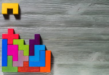 Mantıksal düşünme kavramı. Ahşap arka plan üzerinde geometrik şekiller.