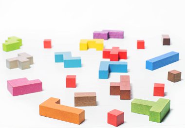 Mantıksal düşünme kavramı. Akıl oyunları, psikoloji, çözümler arayın. Geometrik şekiller, tetris oyuncak ahşap bloklar.