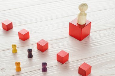 İnsanlar, önyargı arasındaki engelleri kavramı. Otoriter liderlik toplumda. İş kavramı. Eşit olmayan fırsatları. 