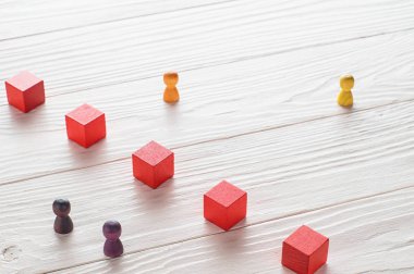 Yanlış anlama, bir bariyer toplum reddi ilişkiler, ırkçılık, kavramı. İnsanlar, önyargı arasındaki engelleri. Üstten görünüm, düz yatıyordu.