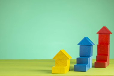 Başarı kavramı. İş grafiği. Büyüme gelişme kavramı oklarla. Ahşap blokların büyüyen grafik. 