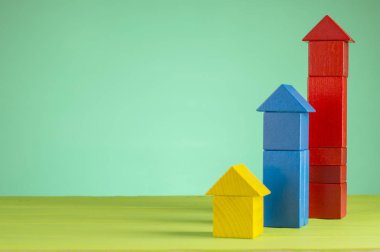 Başarı kavramı. İş grafiği. Büyüme gelişme kavramı oklarla. Ahşap blokların büyüyen grafik. 