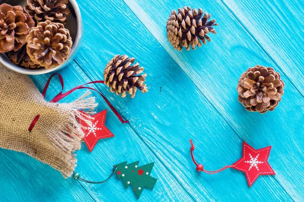 Fondo Navidad Conos Abeto Bolsa Regalo Estrellas Madera Roja Sobre —  Fotos de Stock