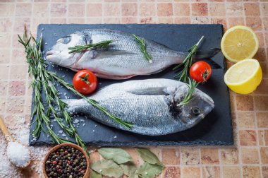 Taze balık Dorado limon, biberiye ve siyah arduvaz gemide baharat.