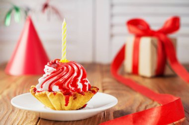 Cupcake ve Doğum günü için hediye. Mum ile renkli Doğum günü pastası. Ahşap masa üzerinde lezzetli kek.
