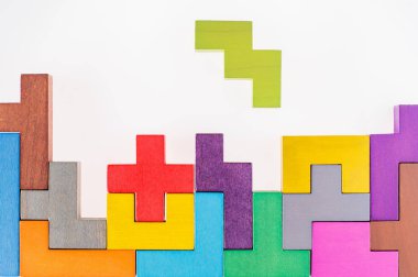 Farklı renkli ahşap bloklar bej renkli arka plan, düz yatıyordu üzerinde şekillendirir. Geometrik şekiller farklı renklerde, üstten görünüm. Yaratıcı, mantıksal düşünme veya problem çözme kavramı. Kopya alanı.