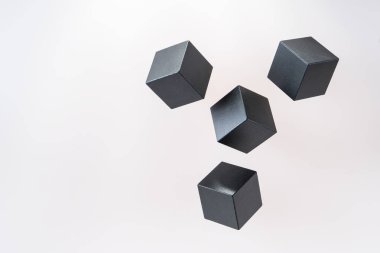 Siyah ahşap küp şekiller yüzer. Yaratıcı, mantıksal düşünme kavramı. Soyut geometrik gerçek yüzen tahta küp.