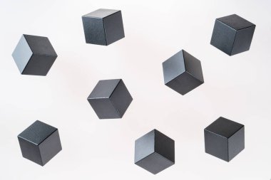 Siyah ahşap küp şekiller yüzer. Yaratıcı, mantıksal düşünme kavramı. Soyut geometrik gerçek yüzen tahta küp.