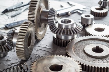 Çelik dişli ve Redüktör, ayrıntıları mühendislik. Metal cogwheels. Endüstri kavramı.