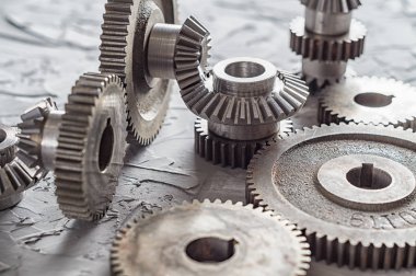 Çelik dişli ve Redüktör, ayrıntıları mühendislik. Metal cogwheels. Endüstri kavramı.