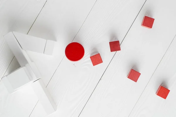 白い木製の背景 平面図上の赤と白の木製のブロック 抽象的な背景 創造的な論理思考の概念 別の幾何学的図形を平らに置く木製の背景に木製のブロック — ストック写真