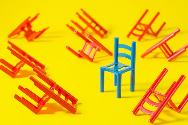 グループのユニークな赤い椅子ブルーその他です リーダーシップの概念 黄色の背景の空の椅子 一意性 他人から区別の概念 — ストック写真