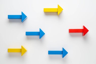 Beyaz arka plan, diğerlerinden ters yönde bir ok ahşap ok. Bağımsız düşünme, bireysellik, teklik kavramı. İş kavramı, başka bir yol.