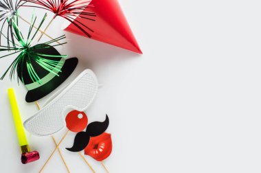 Beyaz arka plan üzerinde parti dekorasyon. Karnaval, Doğum günü, yeni yıl veya herhangi bir tatil için arka plan. 