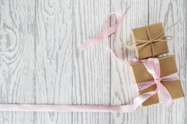 Beyaz ahşap zemin üzerinde iki tekne karton hediye kutuları. 