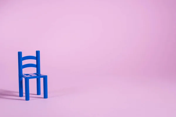 Una Silla Azul Sobre Fondo Rosa Concepto Soledad —  Fotos de Stock