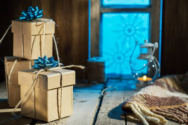 Weihnachtsgeschenke Auf Einem Alten Holztisch Vor Dem Hintergrund Des Alten — Stockfoto
