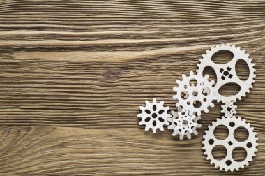 Ahşap arka plan üzerinde dişli tekerlekleri. Yaratıcı, mantıksal düşünme kavramı.