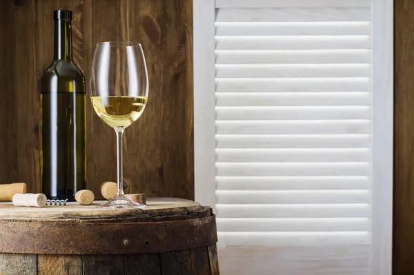 Natura Morta Vino Bianco Con Fusto Legno Con Spazio Copia — Foto Stock